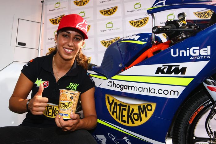 Maria Herrera bersama Yatekomo, salah satu merek mie instan dari Spanyol
