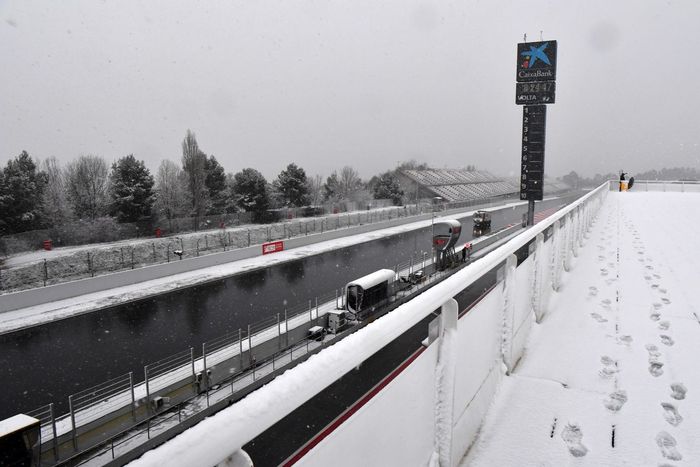 Pemandangan Circuit de Barcelona-Catalunya diselimuti salju