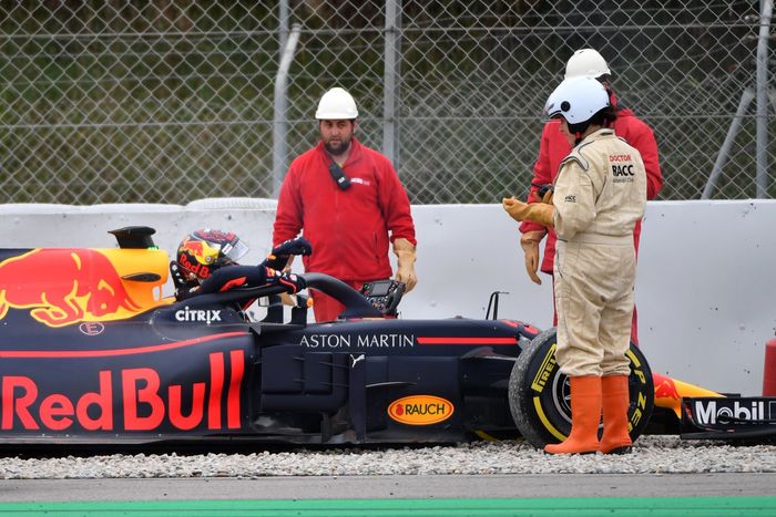 Sesi tes Max Verstappen terganggu ketika mobil Red Bull RB14 yang dikemudikannya berhenti di gravel
