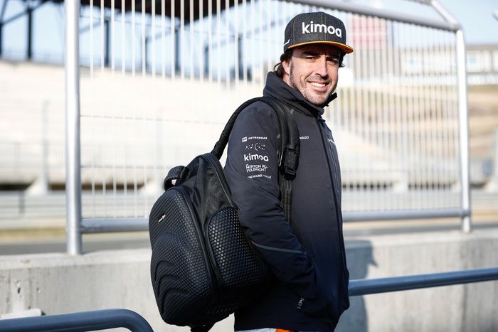 Fernando Alonso saat tiba di Melbourne, Australia, yakin bisa merangsek ke posisi lima besar, eh jadi kenyataan