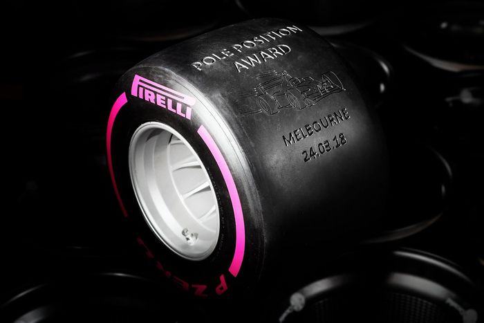 Ini dia trofi Pirelli Pole Position Award yang berupa ban asli produk Pirelli
