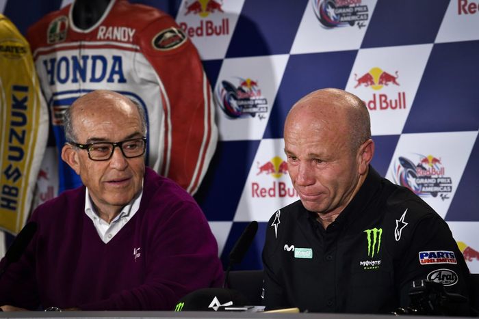 Didampingi CEO Dorna Sports Carmelo Ezpeleta, Randy Mamola (kanan) terharu dan menangis saat namanya dikukuhkan menjadi bagian dari legenda MotoGP