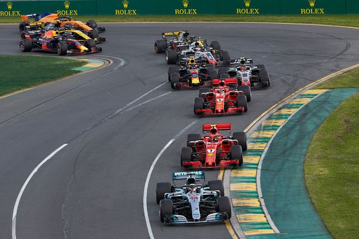 Lewis Hamilton berada di depan dua pembalap Ferrari pada balapan pembuka musim 2018 di GP F1 Austral