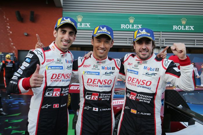 Dari kiri ke kanan: Sebastien Buemi, Kazuki Nakajima dan Fernando Alonso usai finish di sirkuit Spa-Francorchamps, Belgia
