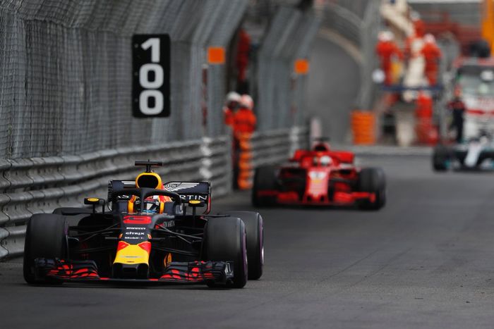 Daniel Ricciardo dan tim Red Bull meinggalkan pembalap Ferrari dan Mercedes disirkuit jalan raya Monako