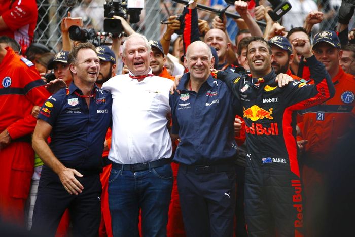 Para petinggi tim Red Bull (dari kiri ke kanan: Christian Horner, Helmut Marko dan Adrian Newey) merayakan kemenangan Daniel Ricciardo di GP F1 Monako