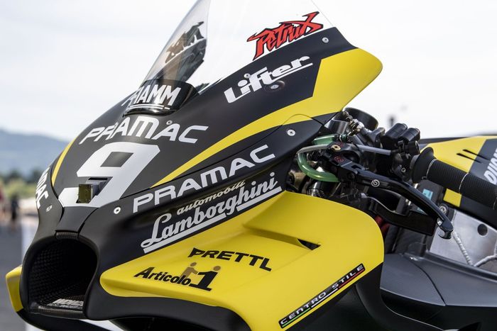 Nama studio desain Lamborghini, Centro Stile terpampang di fairing motor Ducati tim Pramac dengan livery Lamborghini