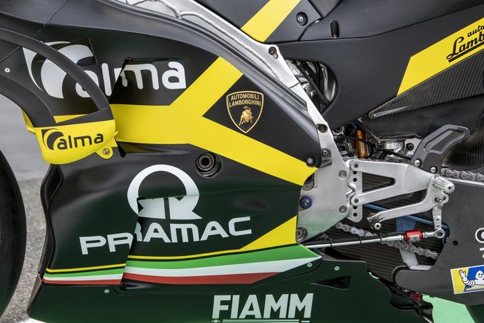 Logo pabrikan mobil Lamborghini hadir di bodi motor Ducati Desmosedici tim Pramac untuk MotoGP Italia