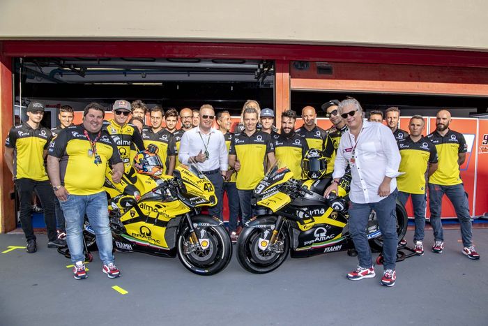 Kru tim Alma Pramac Racing saat memperkenalkan motor mereka dengan desain livery Lamborgini di sirkuit Mugello