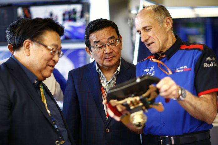 President &amp;amp; Representative Director Honda, Takahiro Hachigo (tengah) saat berbincang dengan bos tim Toro Rosso Franz Tost