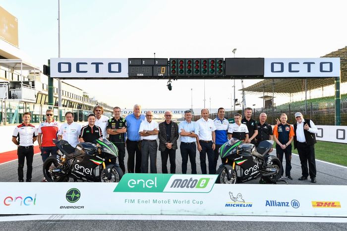 Para pemilik tim yang akan ikut berpartisipasi di balap motor listrik MotoE 2019, foto bersama petinggi FIM dan Dorna di sirkuit Misano