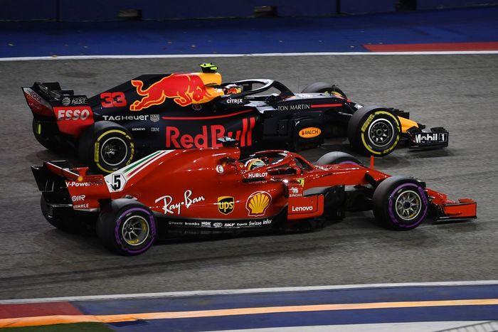 Sebastian Vettel gagal melewati Max Verstappen yang masuk trek setelah pit stop di F1 Singapura