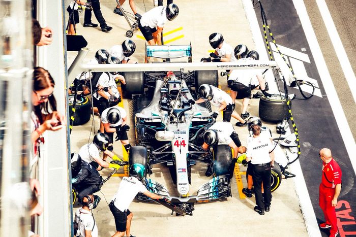 Lewis Hamilton saat menjalani sesi latihan GP F1 Rusia hari Jumat