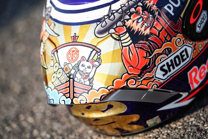 Sosok Oni menghiasi helm bagian kanan Marc Marquez