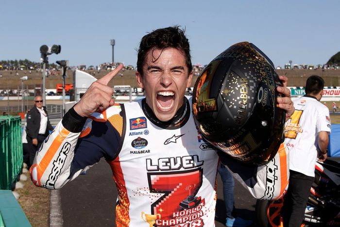 Marc Marquez dan helm baru berkelir emas di selebrasi MotoGP jepang 2018