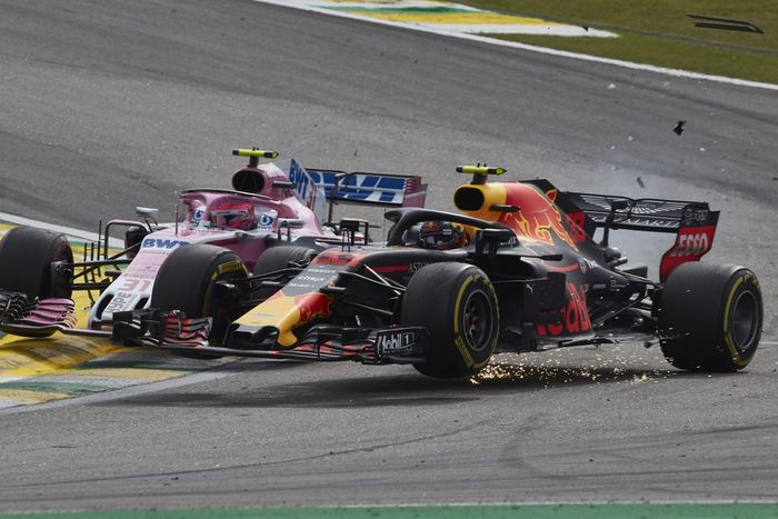 Gempar. Max Verstappen yang tengah memimpin lomba, tidak dikasih jalan Esteban Ocon di lap 44 GP F1 Brasil