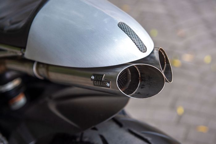 Hornet dengan dua silencer knalpot di bawahnya