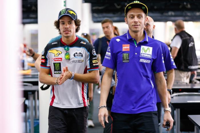 Franco Morbidelli (kiri) dan Valentino Rossi (kanan)