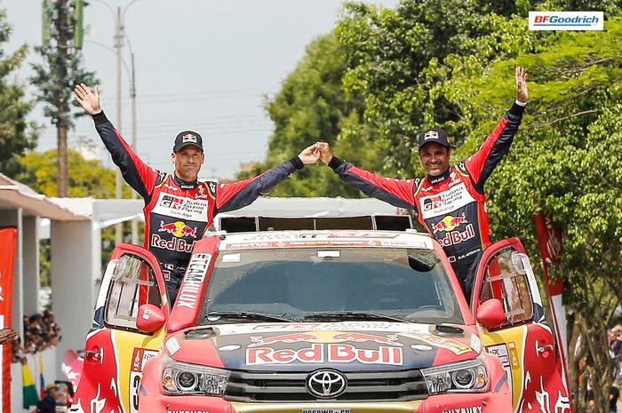 Nasser Al-Attiyah (kanan) dan co-driver Matheiu Baumel ketika memenangkan stage 1 Reli Dakar 2018 di Pisco, Peru