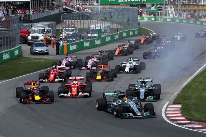 Beberapa event balap F1 di tahun 2018, jadwal startnya dimundurkan satu jam lebih dari jadwal semula