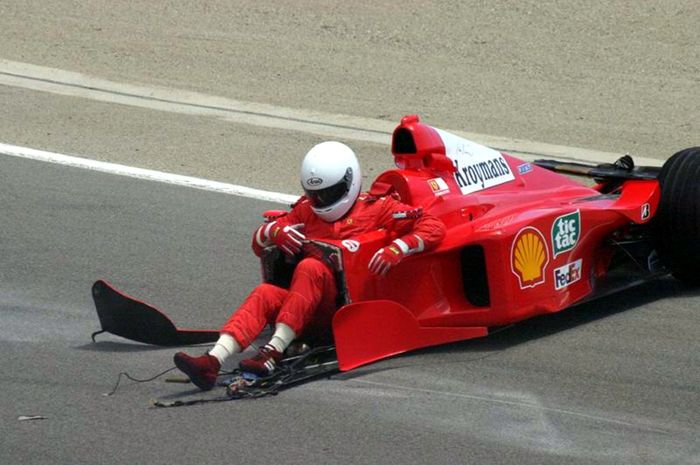 Mobil balap Ferrari terbelah
