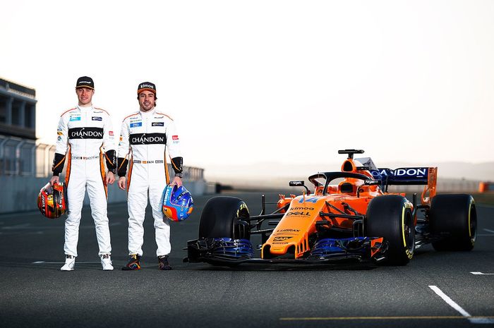 Tim McLaren siap tampil di musim 2018 dengan mobil baru MCL33 yang akan digunakan Stoffel Vandoorne (kiri) dan Fernando Alonso