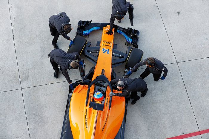 Fernando Alonso saat mencoba mobil baru McLaren MCL33