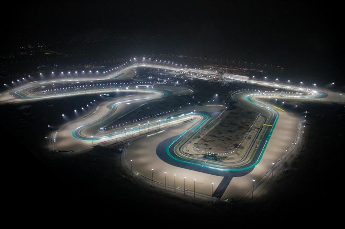Balapan di sirkuit Losail, Qatar pada malam hari ini diterangi 3.600 lampu