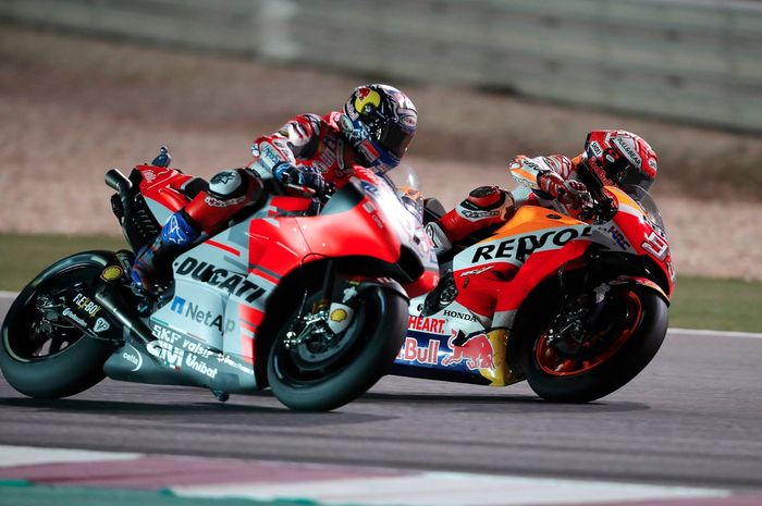 Andrea Dovizioso meladeni duel sengit dengan Marc Marquez pada seri pembuka MotoGP 2018 di Losail, Qatar
