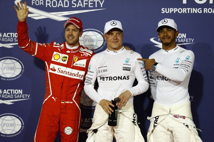 Valtteri Bottas (tengah) saat meraih pole position pertamanya usai kualifikasi GP F1 Bahrain 2017