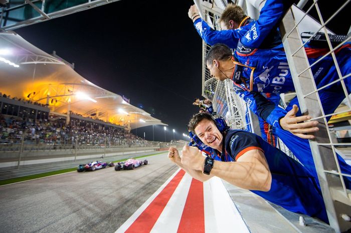 Kru tim Toro Rosso menyambut gembira ketika Pierre Gasly menyentuh garis finish di urutan empat GP F1 Bahrain