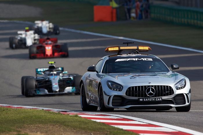 Safety car memimpin Valtteri Bottas dan Sebastian Vettel yang tengah berada di depan saat lomba  di GP F1 China 