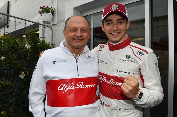 Bos tim Sauber, Frederic Vasseur dan Charles Leclerc tersenyum lebar di GP F1 Azerbaijan