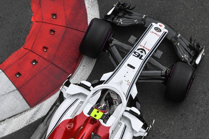 Pembalap tim Sauber, Charles Leclerc menuntaskan lomba yang penuh drama di GP F1 Azbaijan di posisi keenam