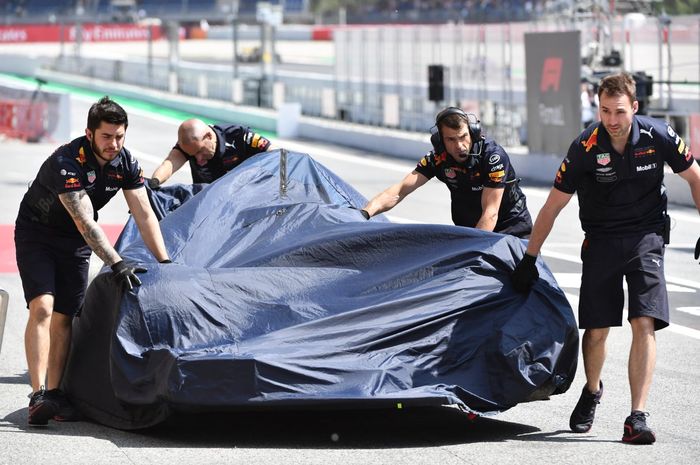 Mobil Daniel Ricciardo dibawa ke pit usai kecelakaan