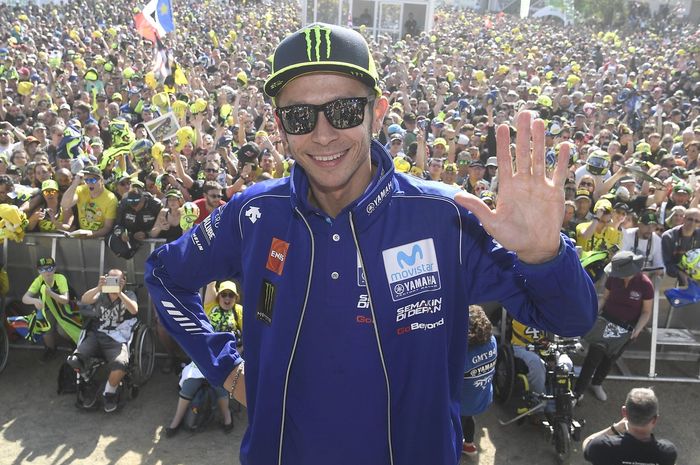 Valentino Rossi di depan para penggemarnya menjelang dipentasnya MotoGP Perancis