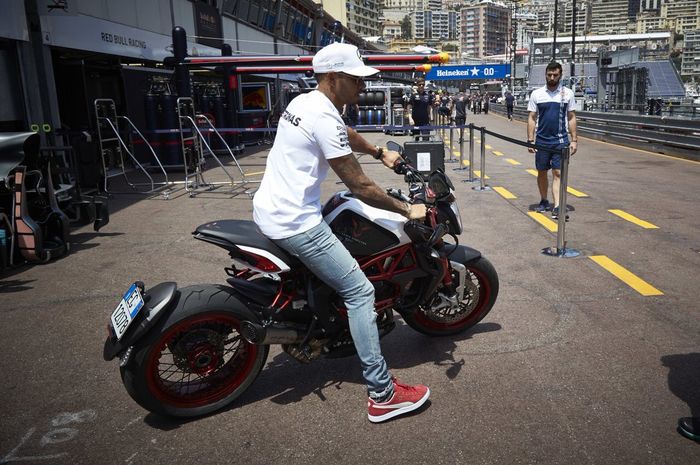 Lewis Hamilton mengendarai motor saat datang ke sirkuit jalan raya di Monte Carlo, Monako