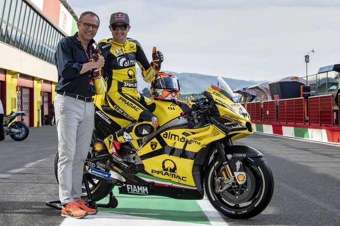 Chairman and CEO Lamborghini, Stefano Domenicalli bersama Jack Miller yang menggunakan motor livery khusus bernuansa Lambrghini di MotoGP Italia 2018