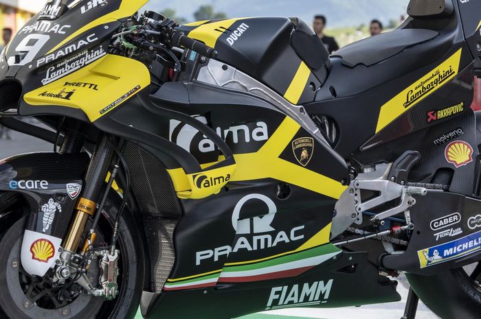 Livery Lamborghini menempel di motor Desmosedici, tim Alma Pramac