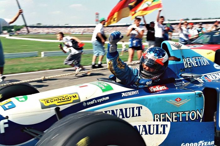 Pembalap tuan rumah Micheal Schumchaer disambut para pendukungnya usai finish pertam di GP F1 Jerman pada 1995