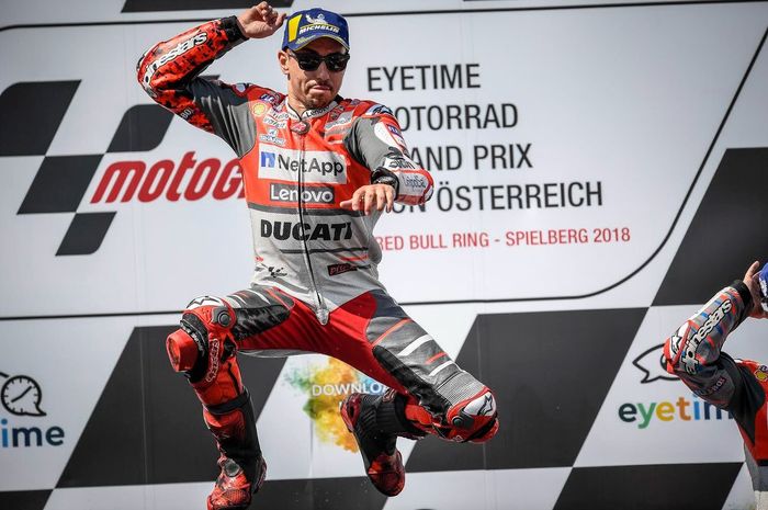 Pembalap Ducati, Jorge Lorenzo melompat gembira di atas podium usai menang di MotoGP Austria 2018