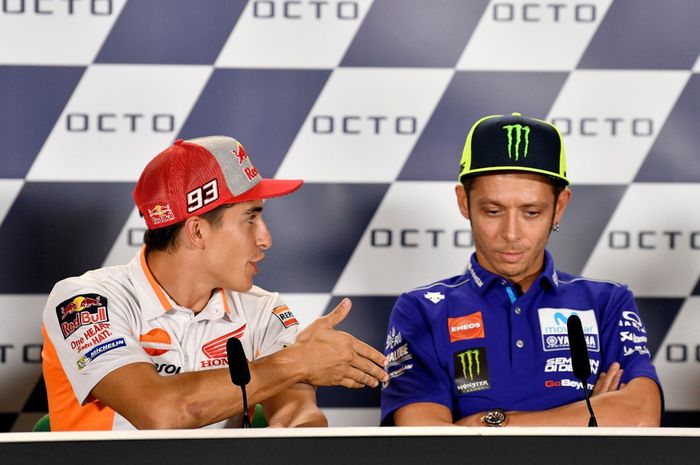 Marc Marquez menawarkan jabat tangan ke Valentino Rossi