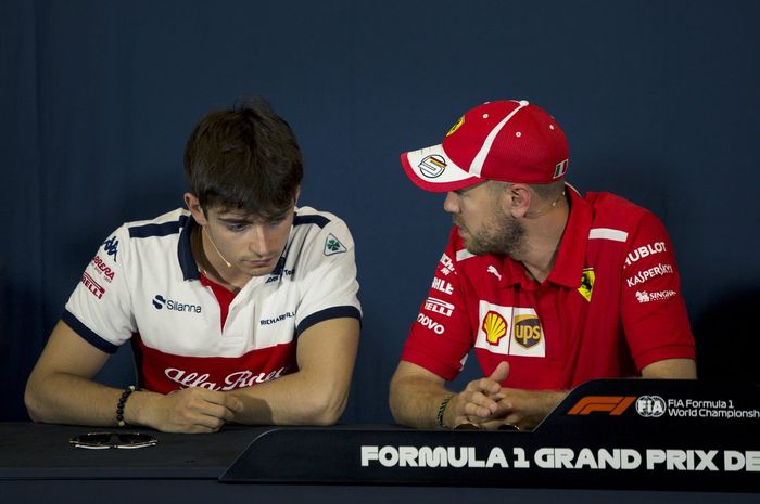 Charles Leclerc (kiri) dan Sebastian Vettel akan bersaing memperebutkan gelar juara dunia untuk Ferrari