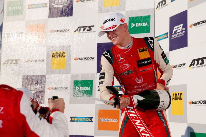 Mick Schumacher tidak bisa menyembunyikan rasa bahagianya juara F3 Eropa