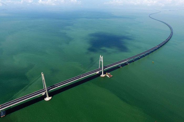 Salah satu seksi jembatan laut milik China yang menghubungkan Hongkong, Makau, dan Zhuhai 