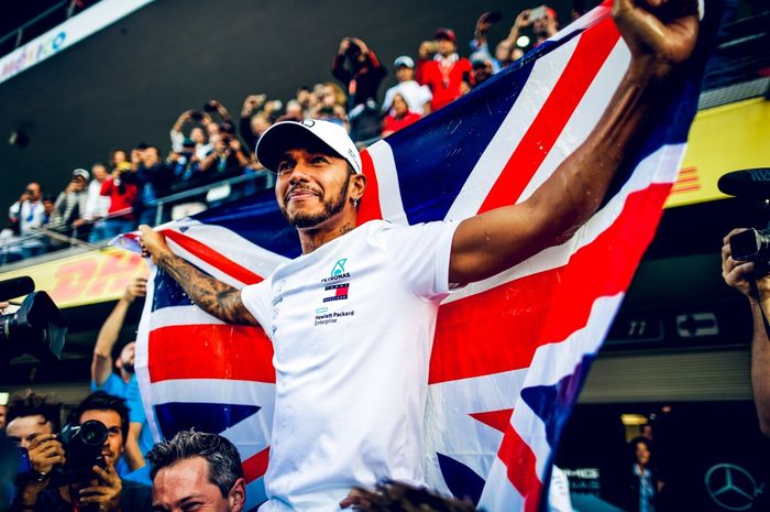 Lewis Hamilton merasa terhormah disandingkan dengan  Michael Schumacher dan Juan Minuel Fangio