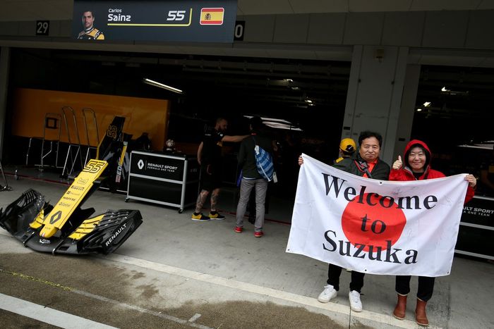 Hari Kamis, para fans F1 masih bebas berfoto-foto di garasi tim menjelang F1 Suzuka