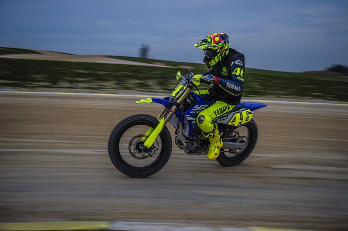 Valentino Rossi tes Yamaha YZ450F 2018 di Ranch miliknya
