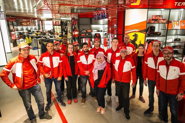 Inilah para fans Ferrari yang beruntung untuk menyaksikan langsung peluncuran mobil baru 2018 di Maranello