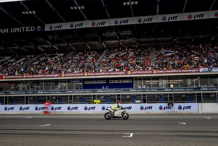 Tribun utama sirkuit Chang, Buriram, Thailand dipadati pengunjung yang menyaksikan tes MotoGP pada Februari 2018